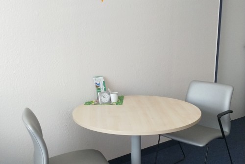 Beratungstisch mit 2 Stühlen im Beratungsraum 2.